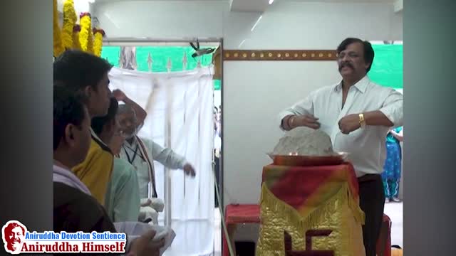 Udi distribution to Shraddhavans by Sadguru Aniruddha Bapu at Shree Aniruddha Gurukshetram in the year 2009